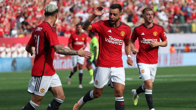 Man United Dominates to Secure Carabao Cup Fourth Round with 3-0 Triumph over Crystal Palace