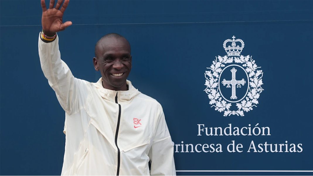 Kipchoge waving at people during the Fundacion Princesa de Austrias