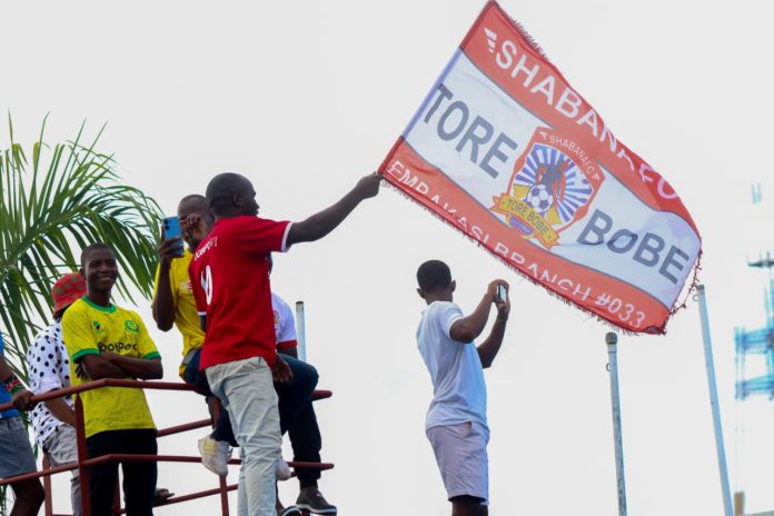 Tore Bobe fans waving the flag