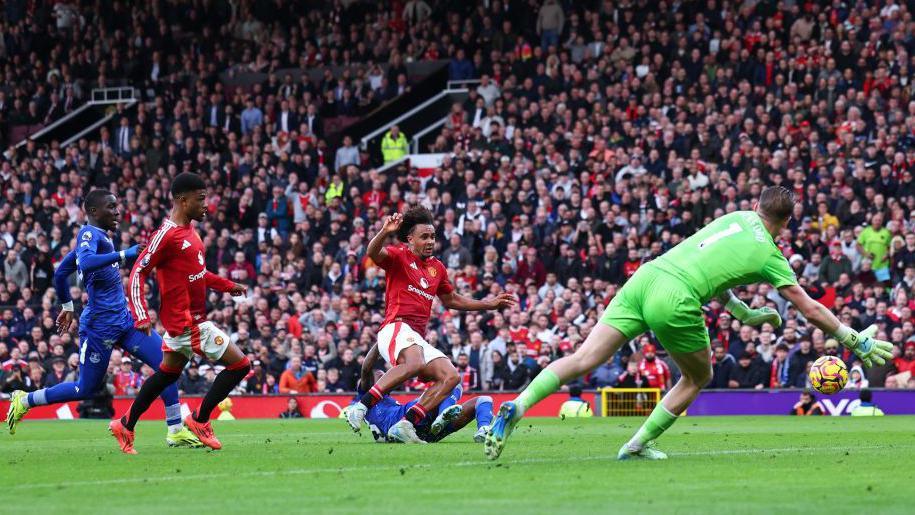 Man United Smash Everton 4-0