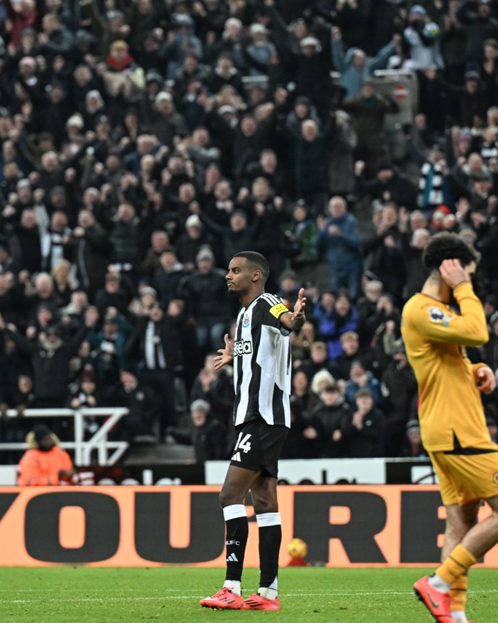 Alexander Isak Stars as Newcastle Cruise to Victory Over Wolves