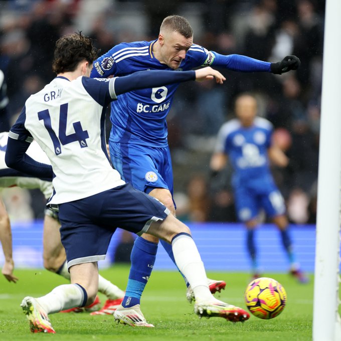 Foxes Shock Spurs with 2-1 Comeback Victory