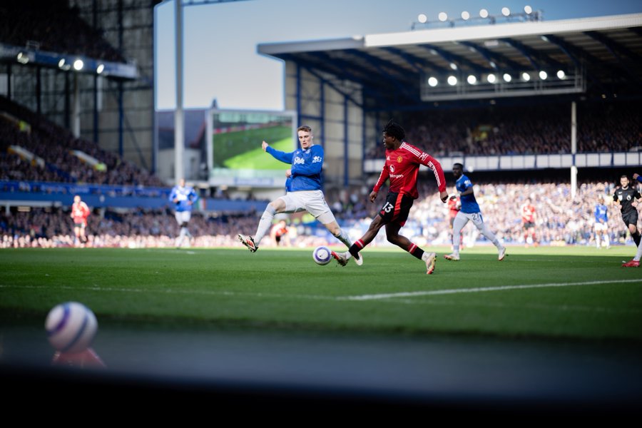 Man United Fight Back to Secure 2-2 Draw at Everton