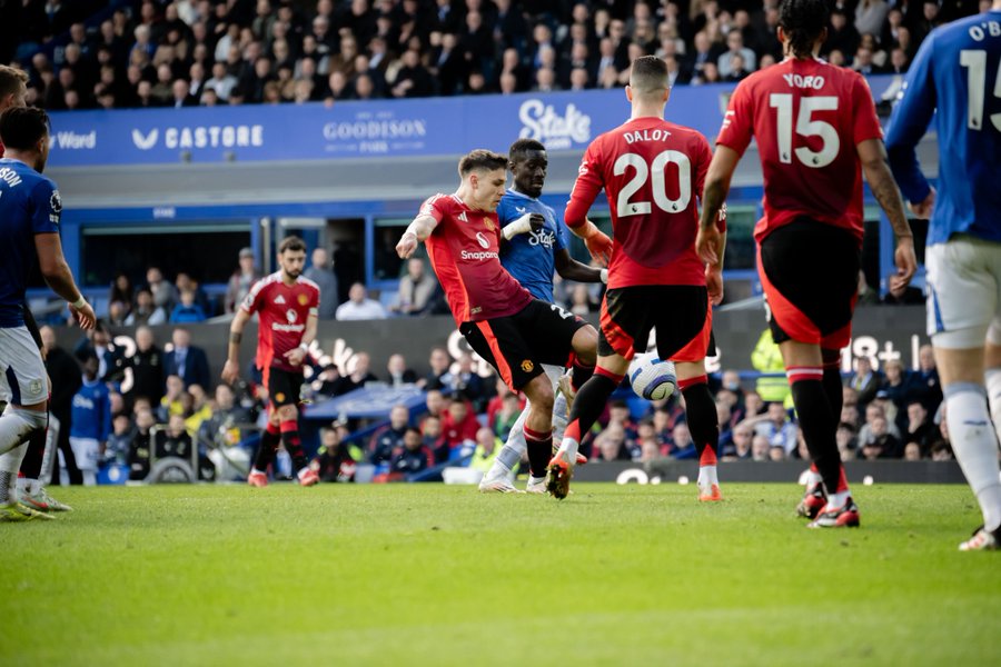 Man United Fight Back to Secure 2-2 Draw at Everton