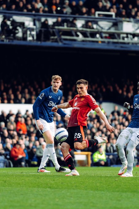 Man United Fight Back to Secure 2-2 Draw at Everton