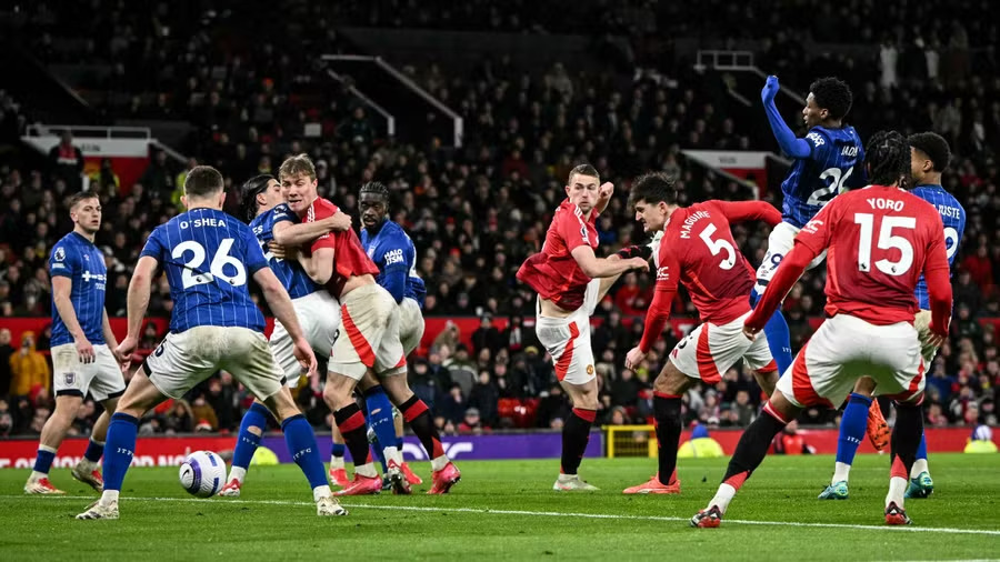 Manchester United Edge Past Ipswich Town in a Thrilling 3-2 Encounter