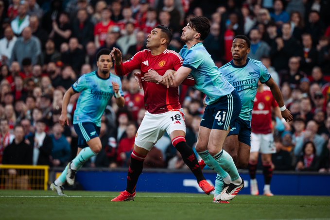 Arsenal Deny Manchester United Victory in Thrilling 1-1 Draw