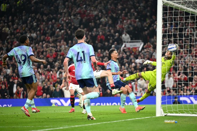 Arsenal Deny Manchester United Victory in Thrilling 1-1 Draw