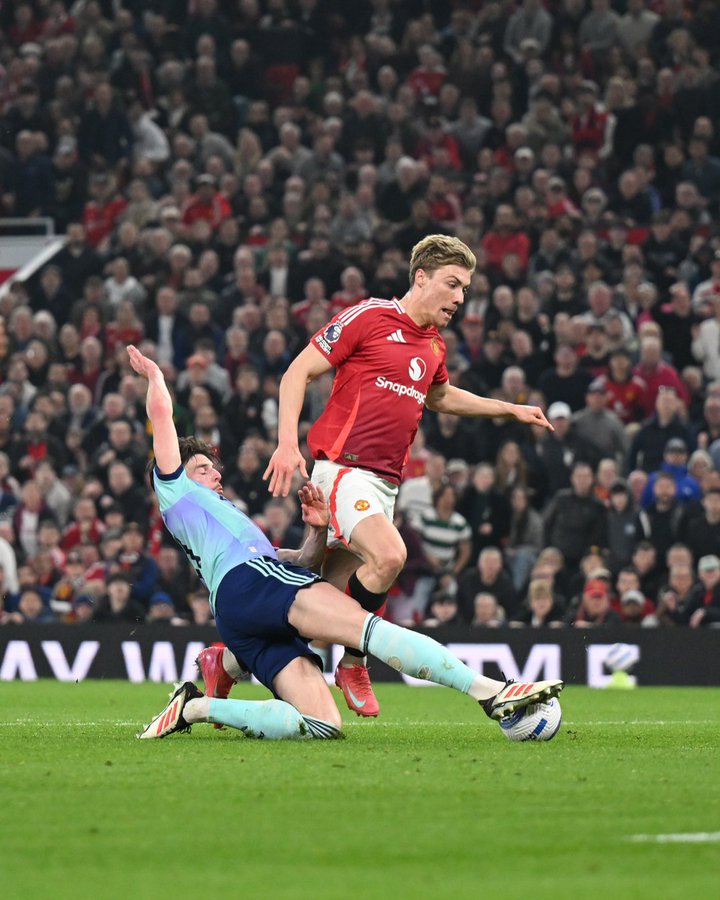 Arsenal Deny Manchester United Victory in Thrilling 1-1 Draw